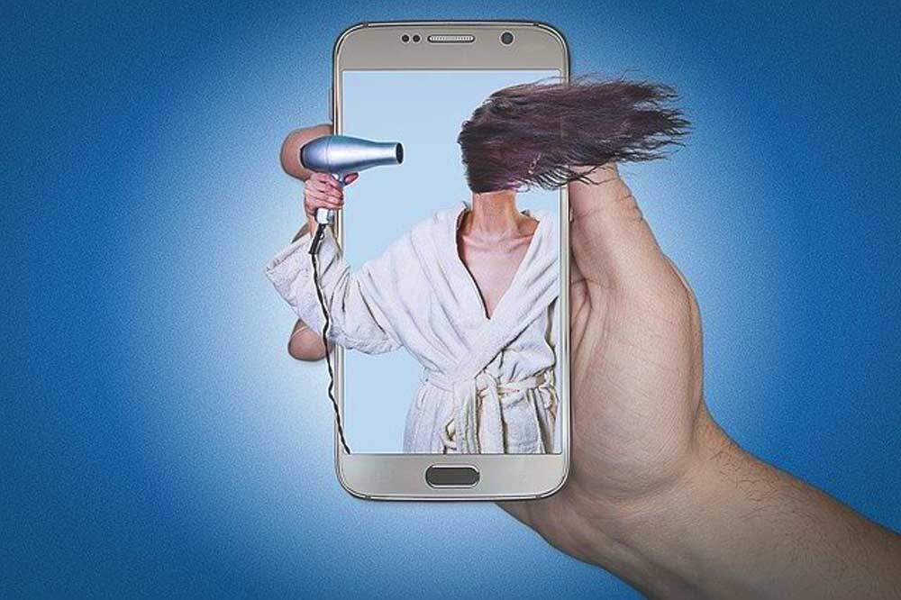 セットの仕方をスマホで調べる男性