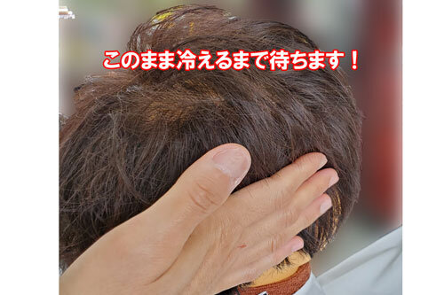 脇の膨らみを手で抑える