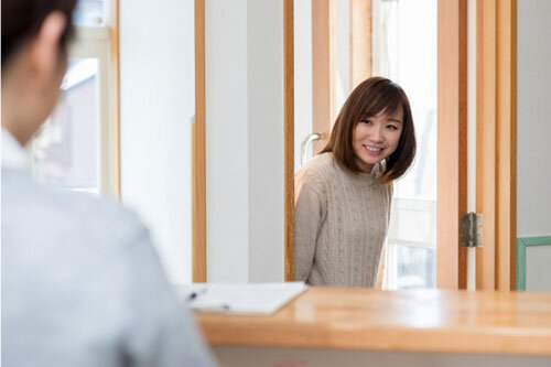 美容院に来店する女性