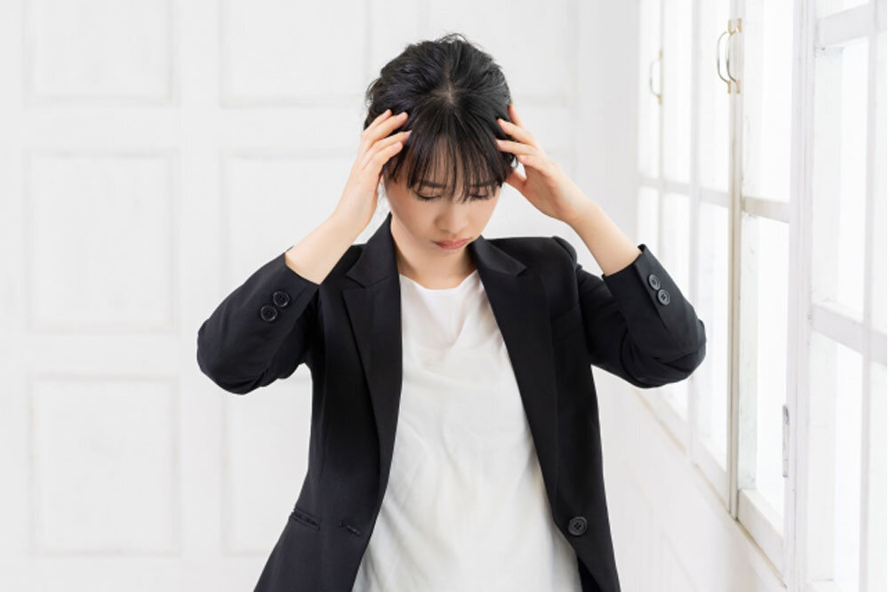 悩む美容師