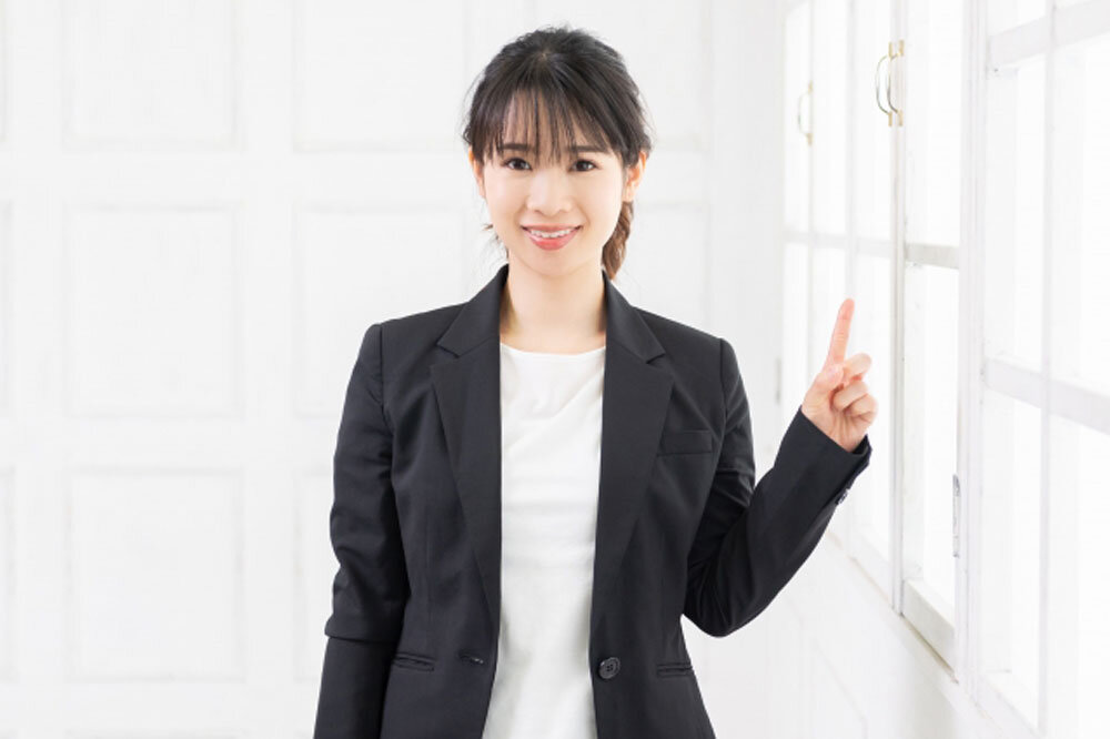 ワンポイントアドバイスする女性