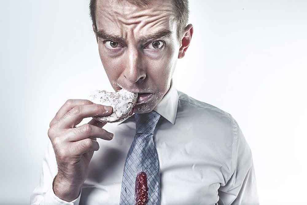 過度の食事制限をする男性
