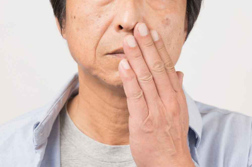 ほうれい線の深い男性