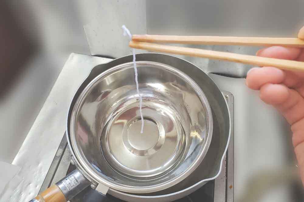 溶けたろうそくから芯を取りだす