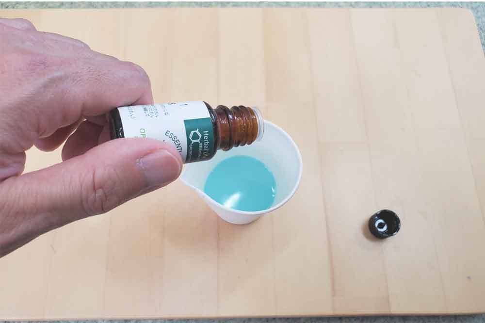 精油を溶けたろうそくに垂らす