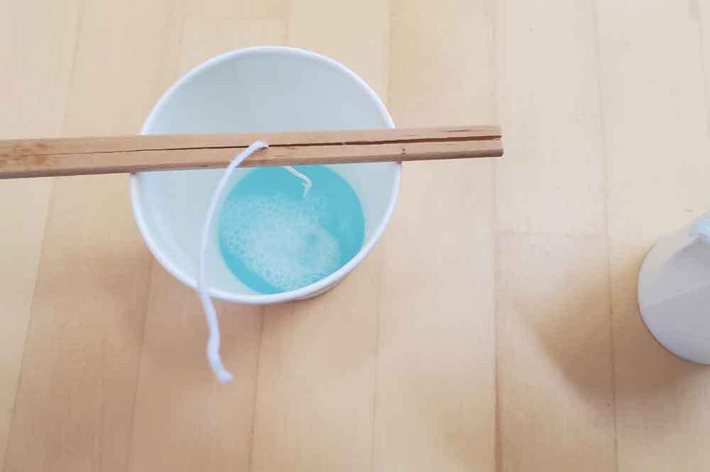 ろうそくを固めている