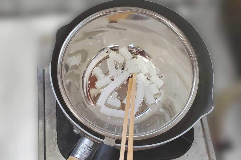 ろうそくを湯煎する