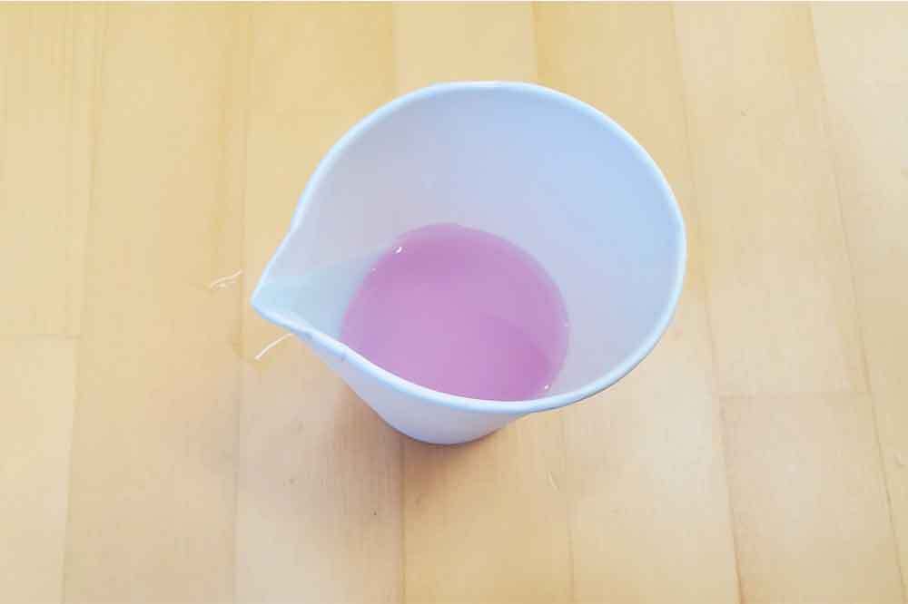 精油をロウに垂らす