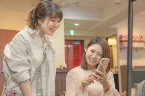 髪型を相談する女性