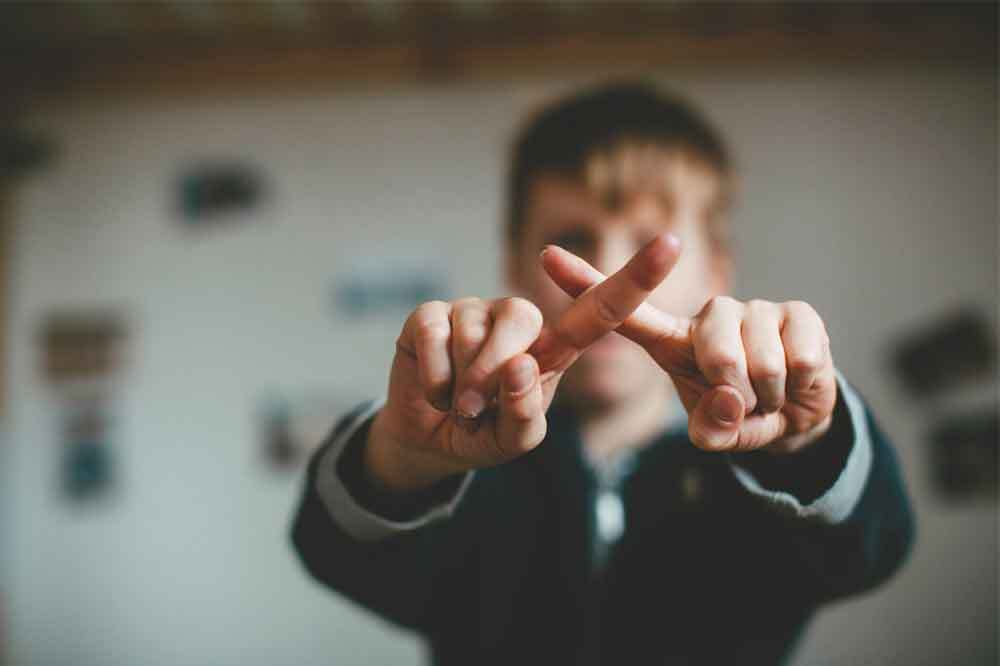 バツをする少年