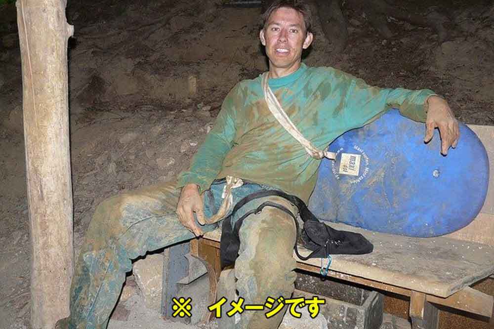 汚れた服を着た男性