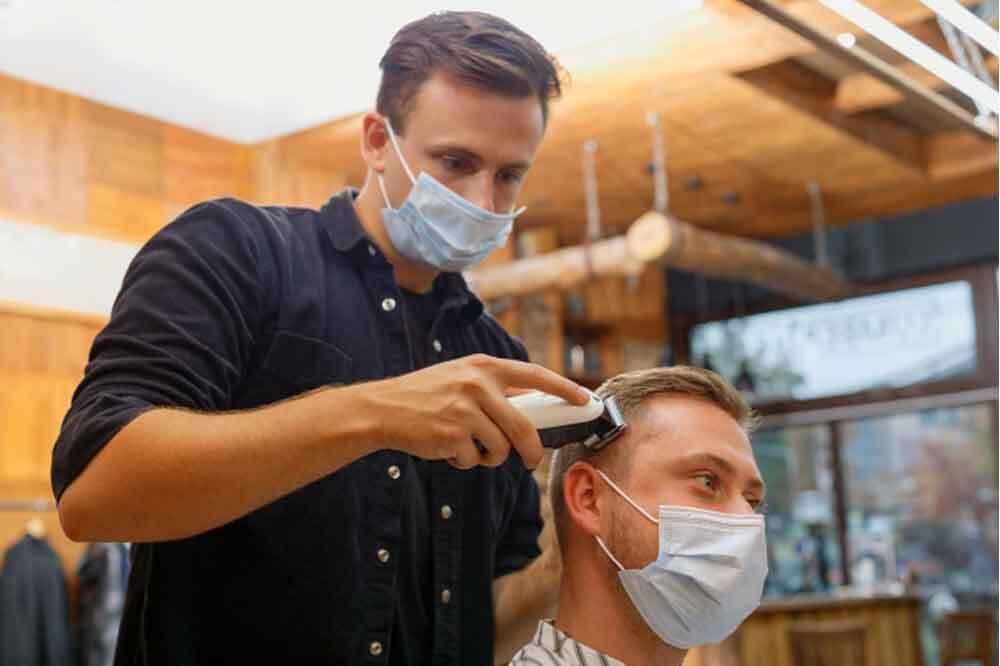 バリカンで髪を切る理美容師