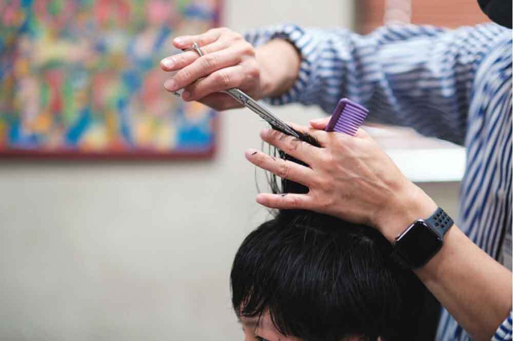トップの髪を切る理美容師