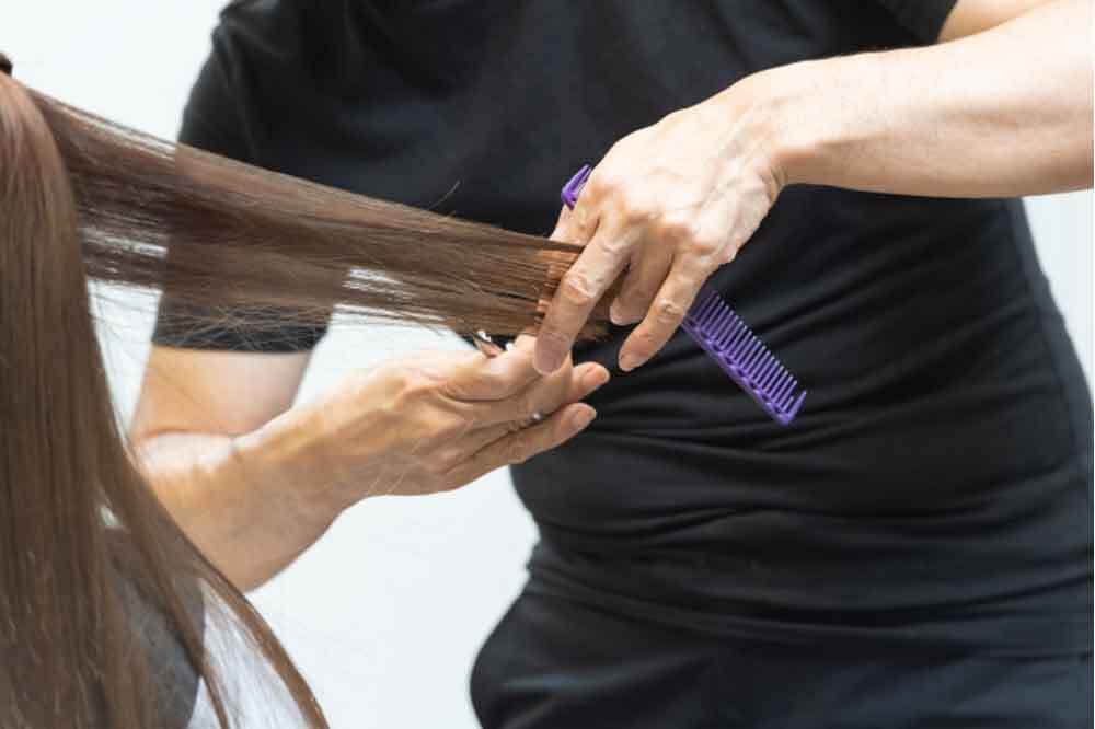 ヘアカットの練習をする男性