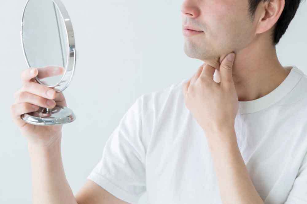 皮膚が伸びる男性