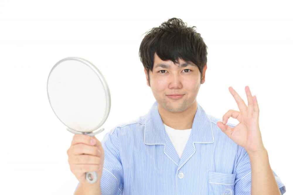 OKサインをする男性