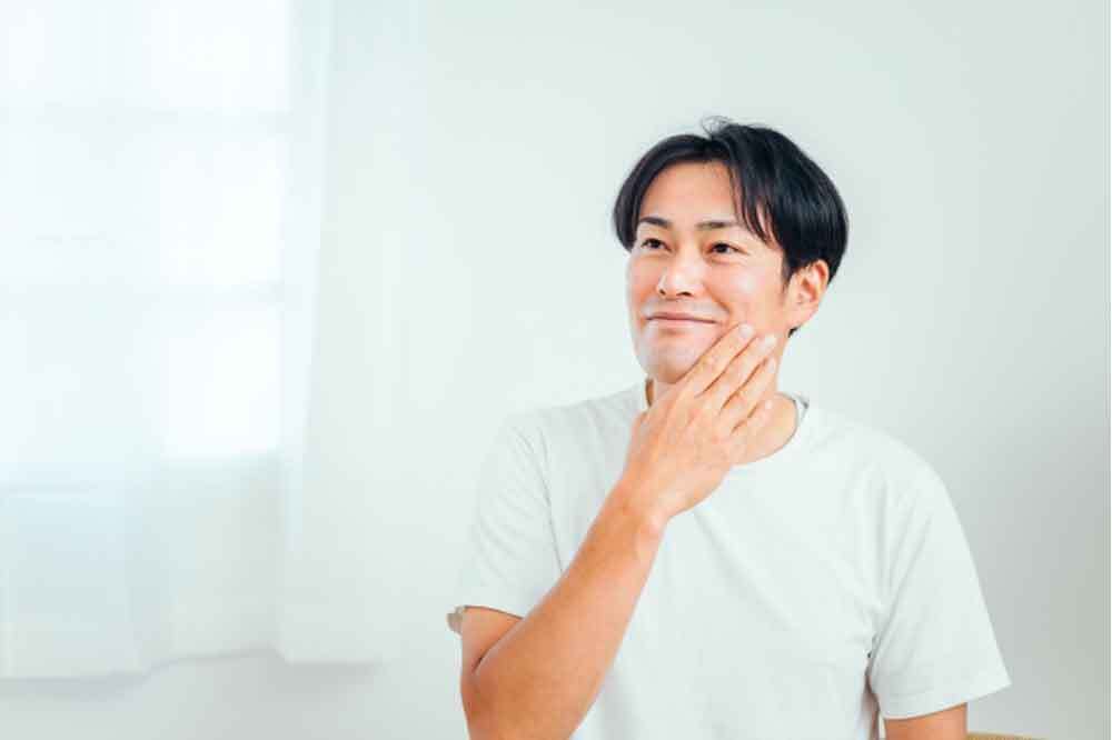 髭剃り後に肌ケアする男性