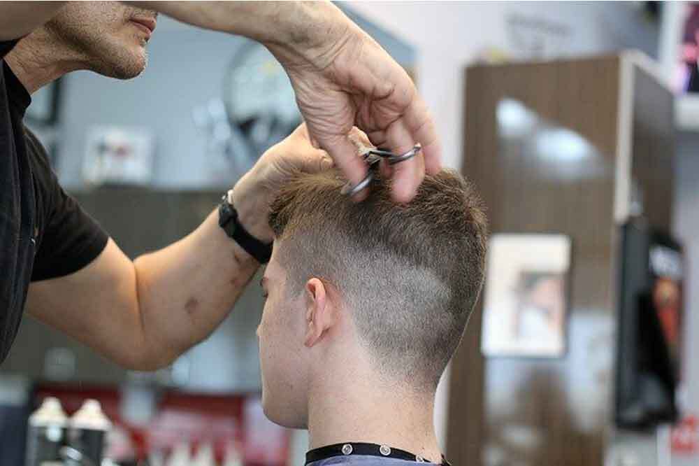 ヘアカットする理容師