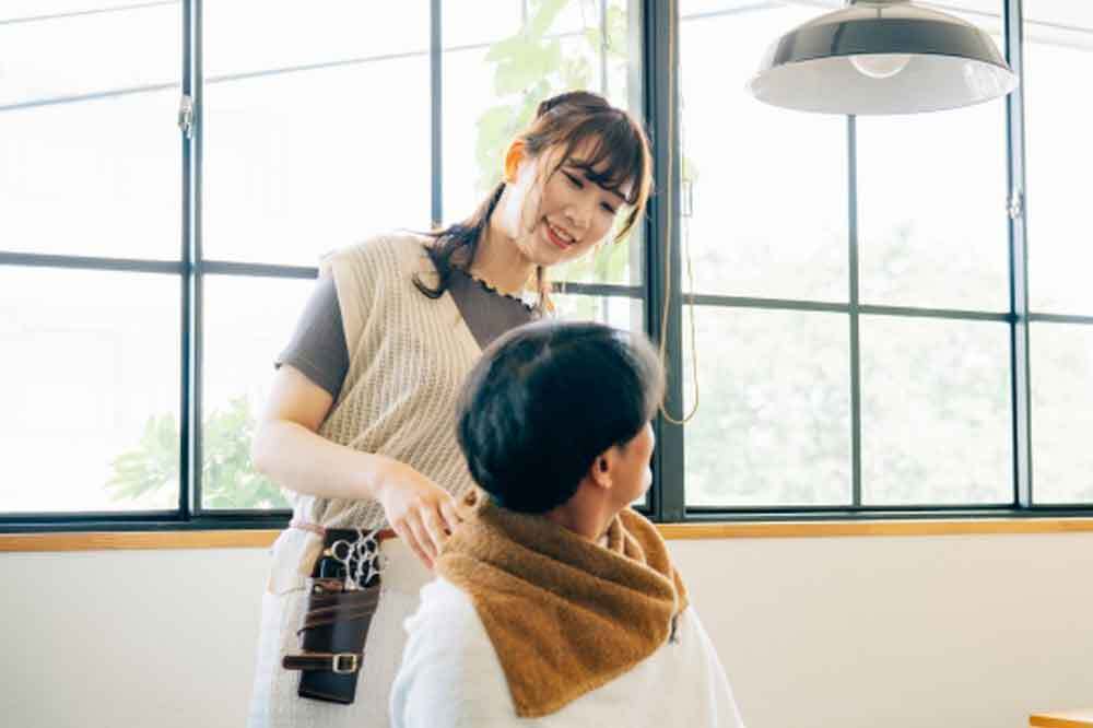お客様に話しかける理美容師