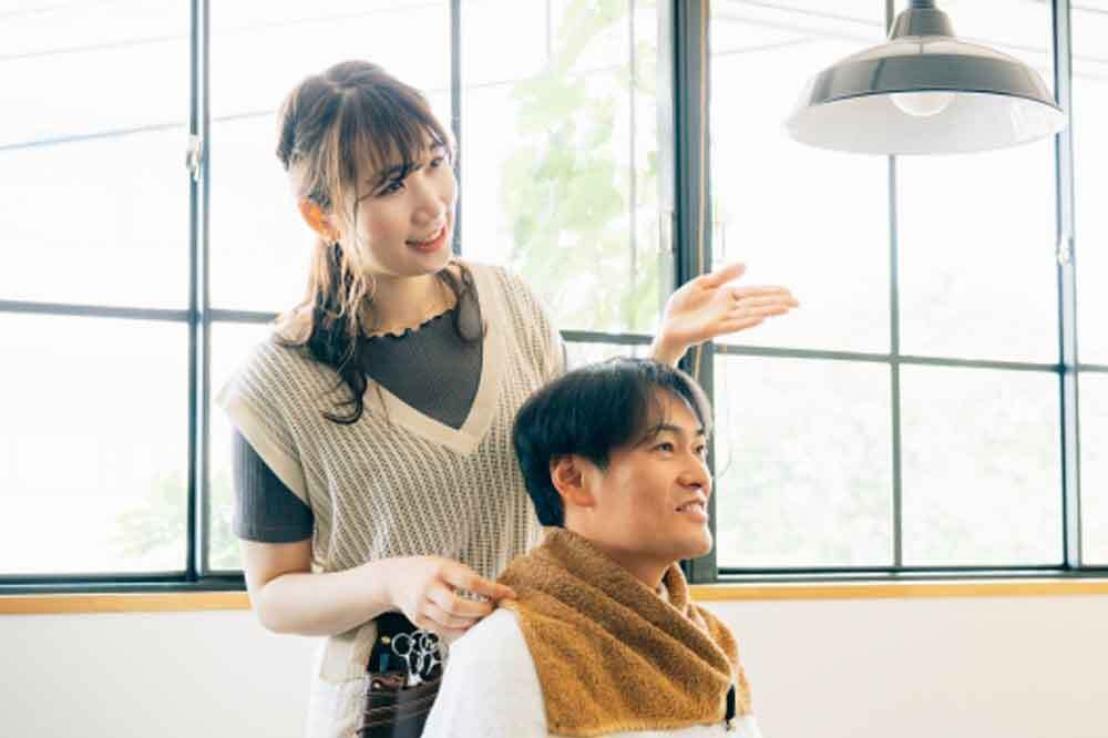 美容師と会話をする男性