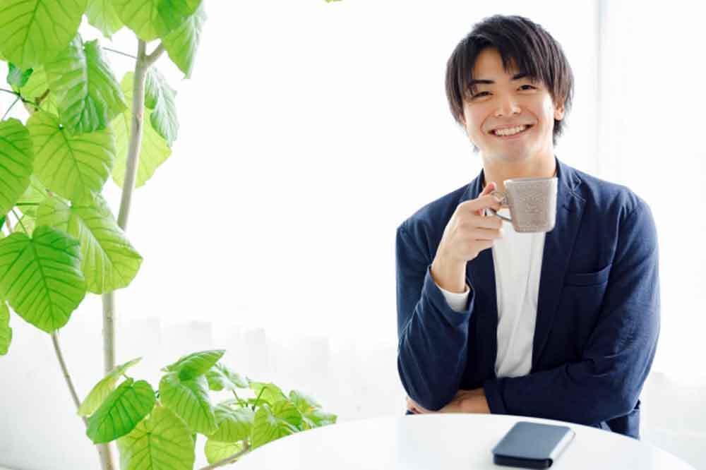白髪対策している笑顔の男性