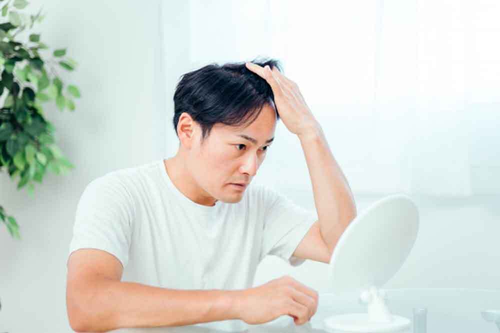 白髪を見つけた男性