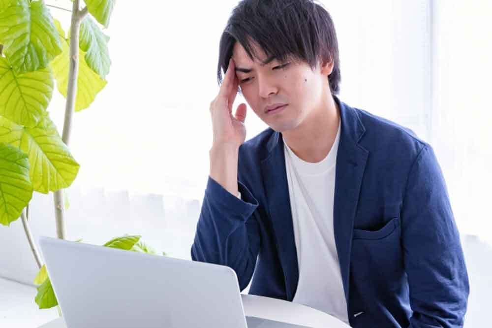 悩む30代男性