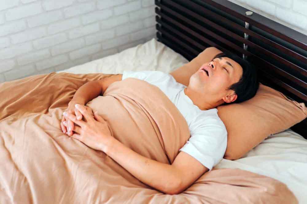 深い睡眠をとれている男性