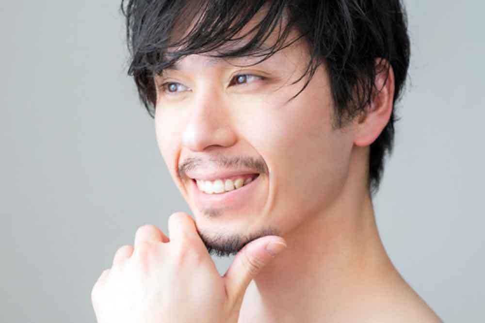 程よくヒゲがある男性