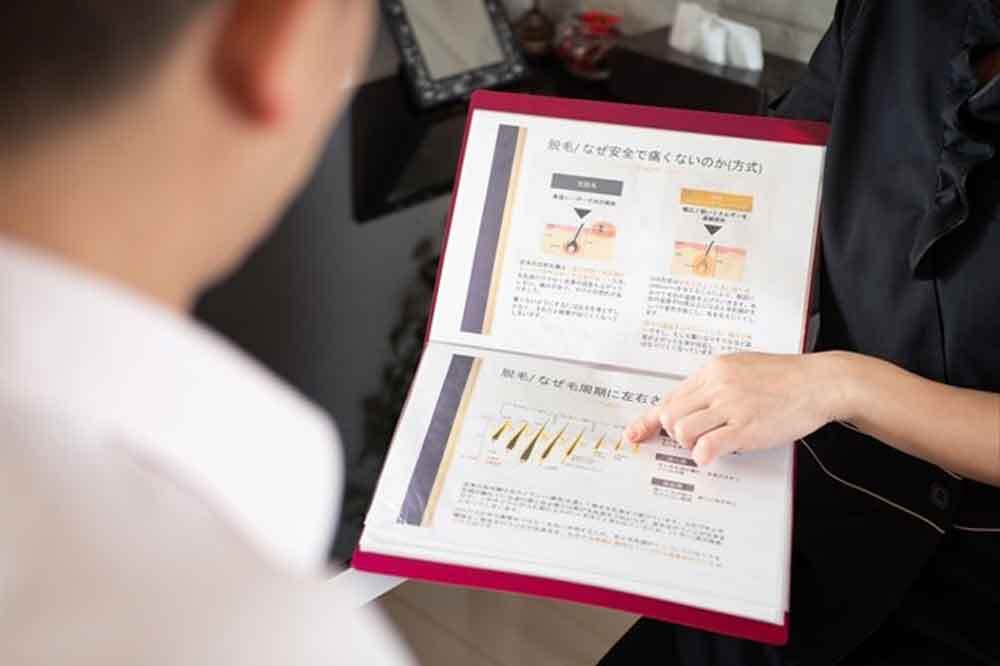 脱毛について説明を受ける男性
