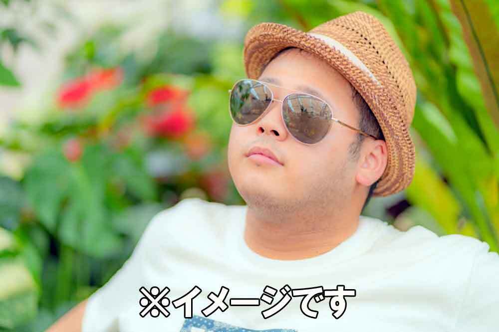 銀縁のサングラスをかけた日本人男性
