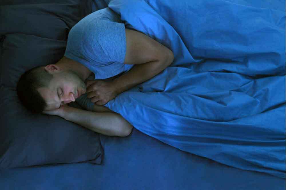 深い睡眠に入る男性