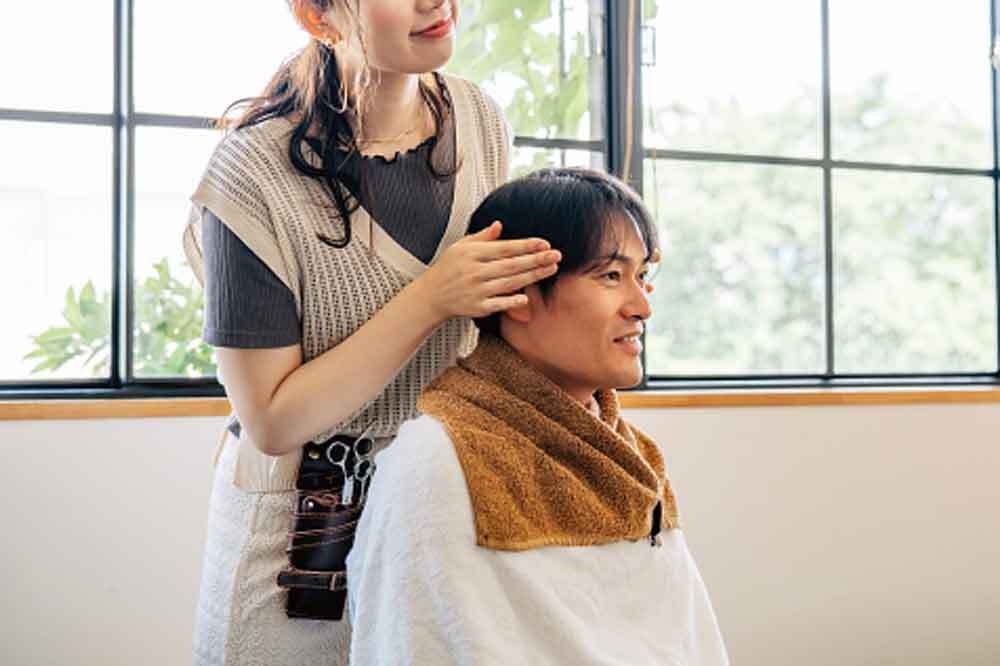 希望の髪の長さを美容師にはっきり伝える男性客