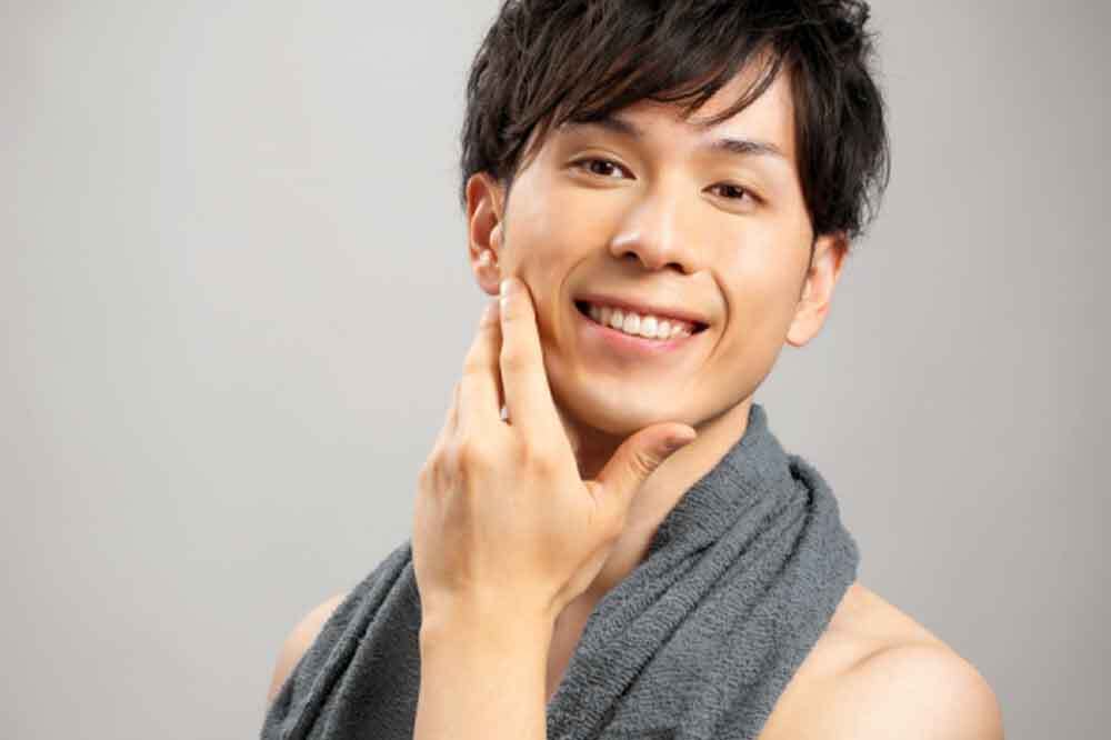 正しい剃り方できれいにヒゲを剃った男性