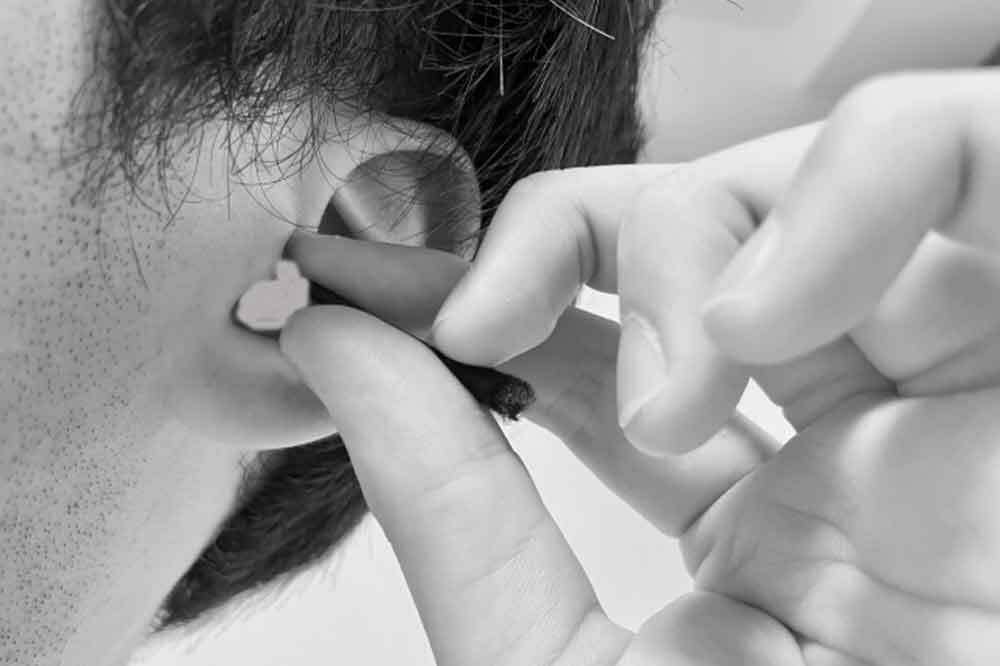 耳毛処理に脱毛ワックスを使う男性
