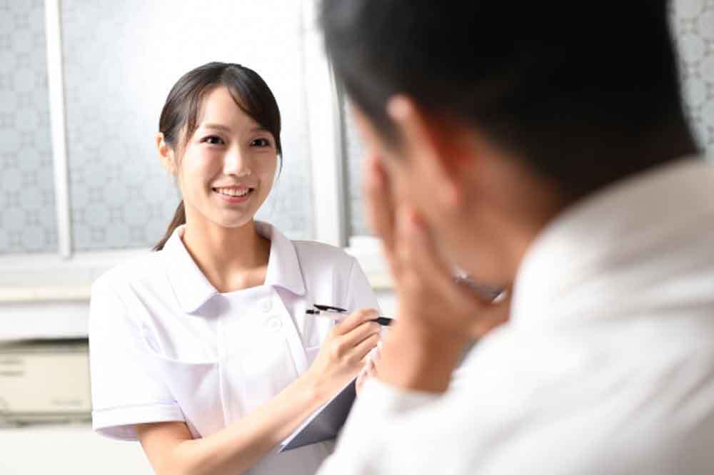 耳毛脱毛でクリニックを訪れた男性