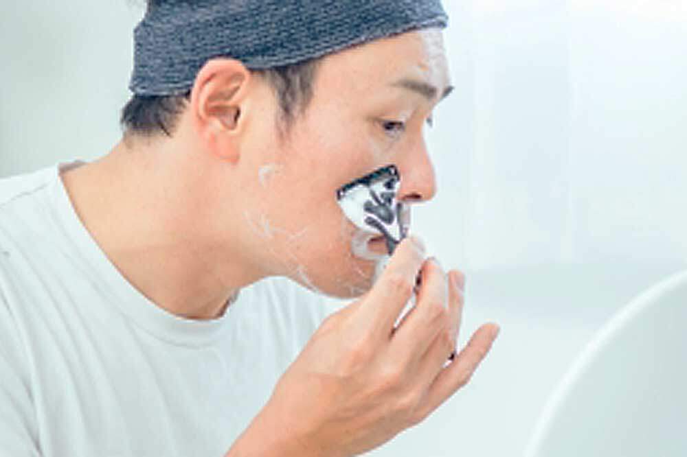 ヒゲを剃る男性