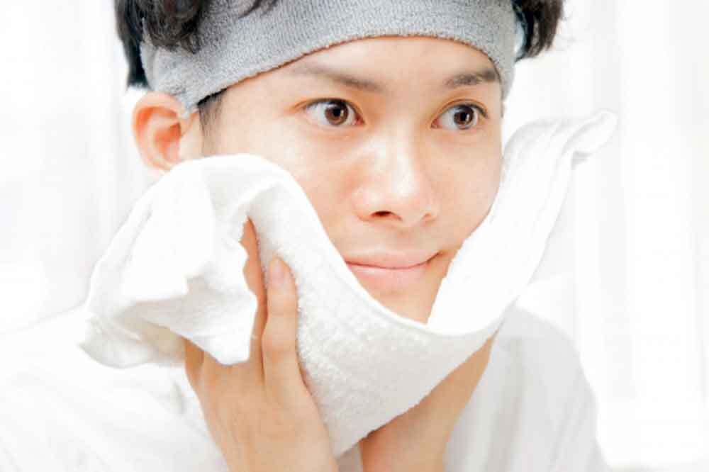 顔を拭く男性