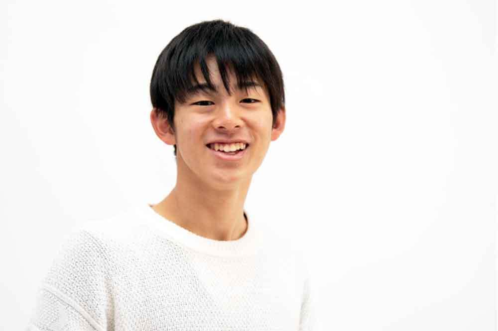 笑顔の中学生