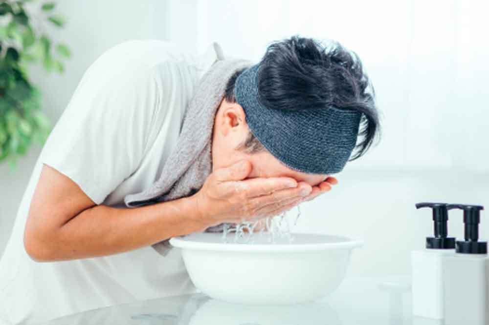 洗顔する男性