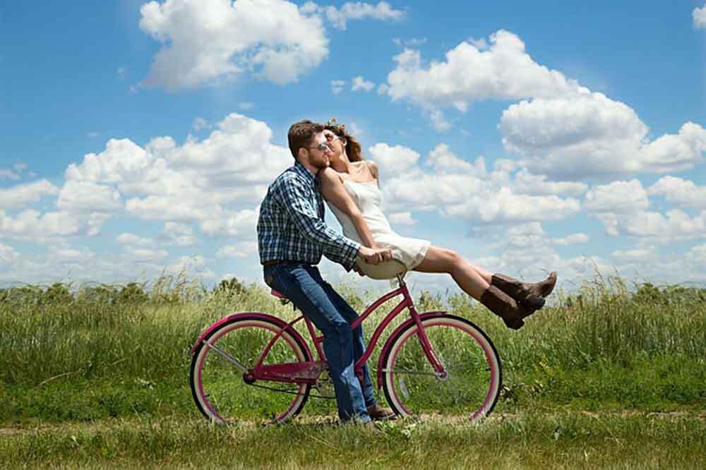 自転車をこぐカップル