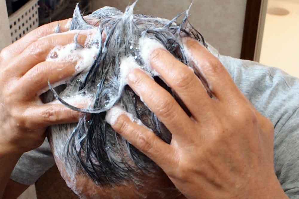 洗髪する男性