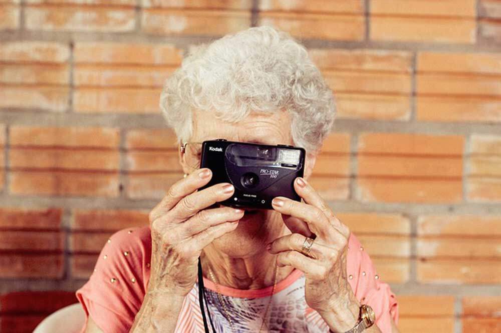 カメラで写真を撮るおばあちゃん