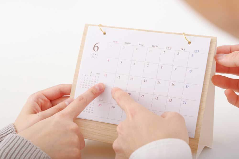 カレンダーで予定を確認する女性