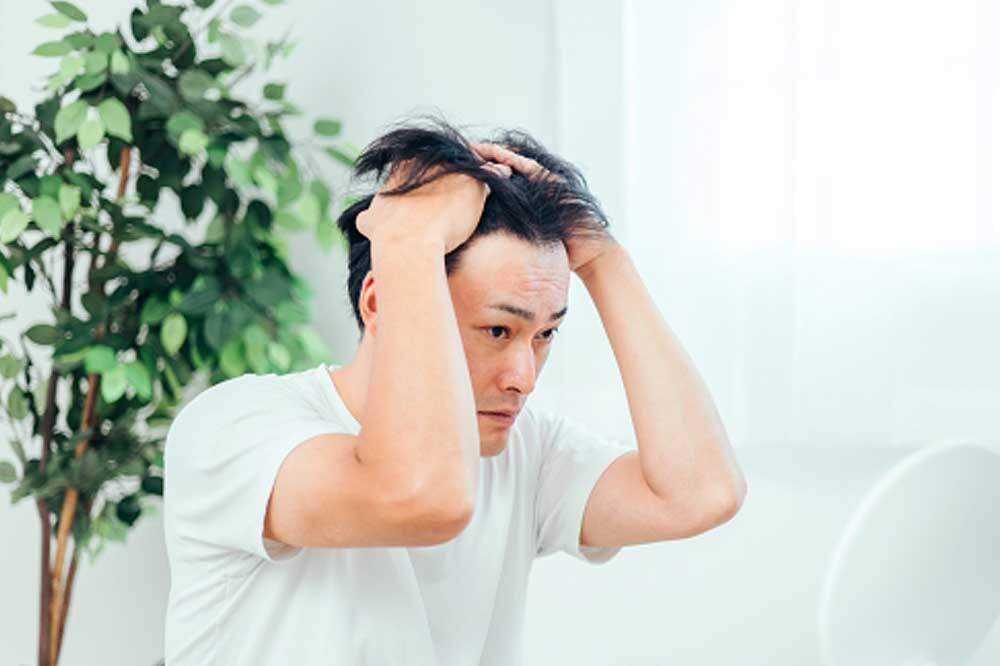 パサパサ髪を気にする男性