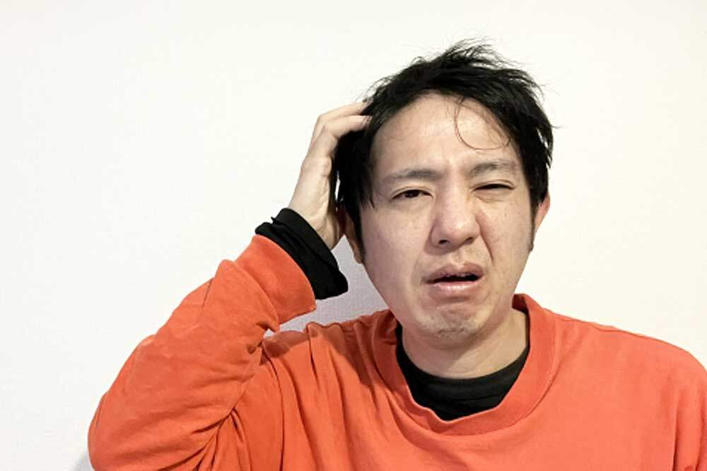 洗髪後に濡れた髪を乾かさない男性
