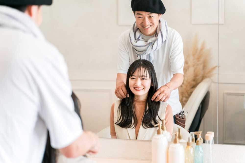 ヘアケアの仕方を教える美容師