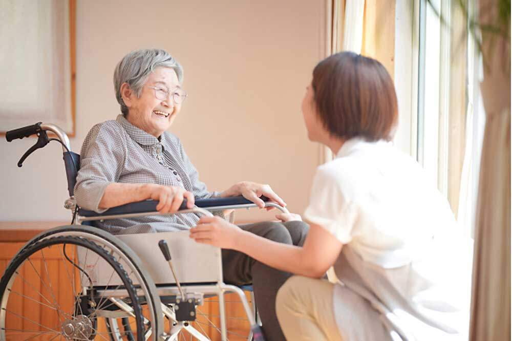 お年寄りを介護する女性