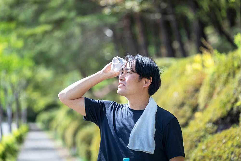 太陽の紫外線を強く感じる男性