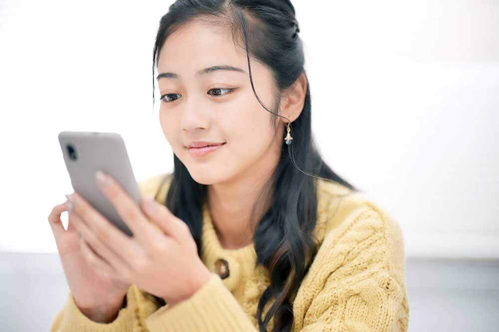 スマホでサロンを検索する女性